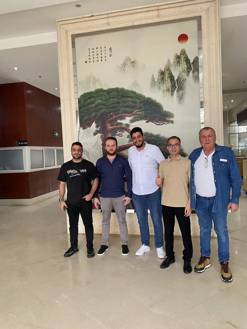 último caso de la compañía sobre Un nuevo cliente visitó nuestra empresa.