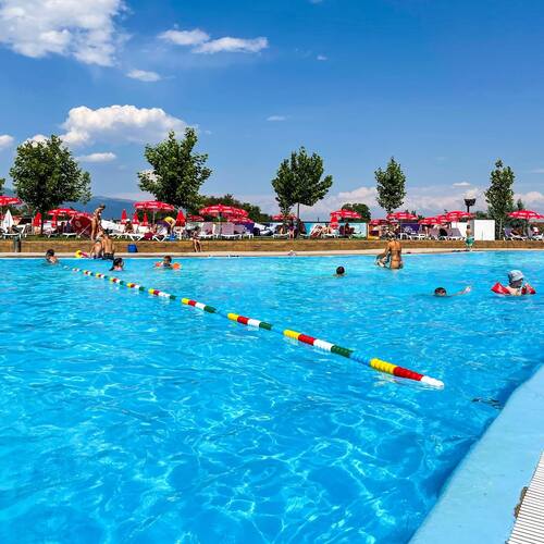 último caso de la compañía sobre Aqua Park Pejë — Parque acuático de 40.000 m² en Kosovo | Vison Waterparks