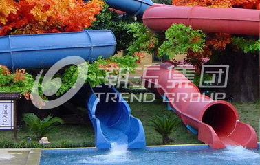 Combinación fresca de los toboganes acuáticos del espiral del día de fiesta con cuatro carriles para el parque al aire libre del agua