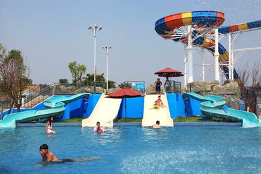 Aguamarina de los toboganes acuáticos 3 de los niños modificados para requisitos particulares de los jinetes parquea el equipo, rosado/naranja/azul