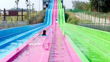 Paseos coloridos del parque del agua que compiten con, centros vacacionales con los parques del agua para la familia