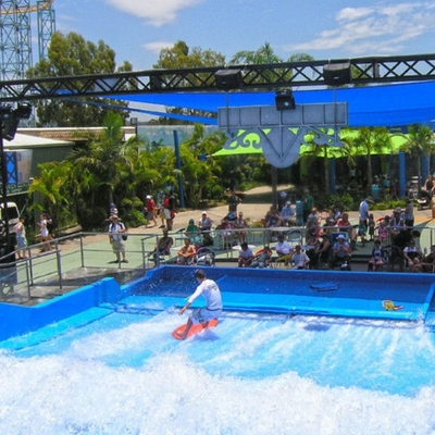 La mayoría paseo del flujo del simulador de la fibra de vidrio que practica surf popular del solo con el material impermeable del software