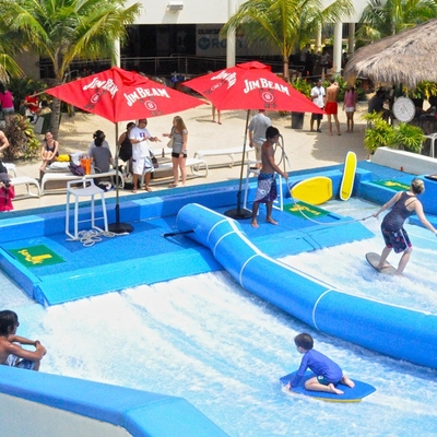 El practicar surf artificial del paseo del agua de Flowrider de las atracciones del agua para dos personas que practica surf