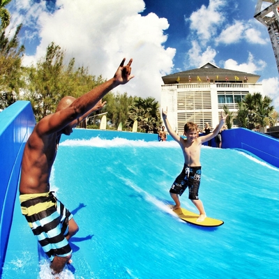 El practicar surf artificial del paseo del agua de Flowrider de las atracciones del agua para dos personas que practica surf