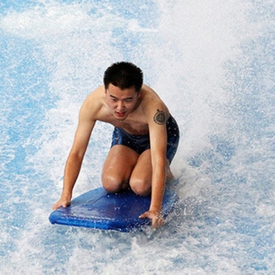 El paseo del agua de Flowrider del equipo del parque del agua, jinete del flujo sube