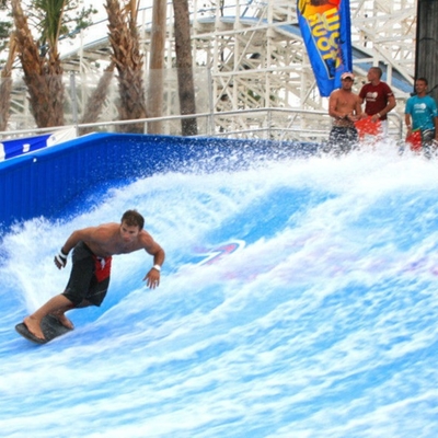 El paseo del agua de Flowrider del equipo del parque del agua, jinete del flujo sube