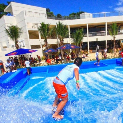 El azul doble/solo del paseo del agua de Flowrider coloreó la máquina del simulador que practicaba surf con el material de la fibra de vidrio