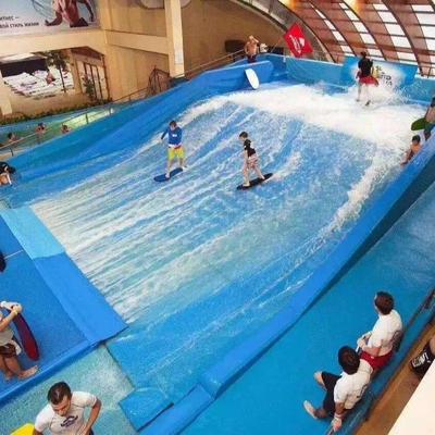 El parque de atracciones monta el monopatín de la tabla hawaiana para el simulador solo, que practica surf para el parque de la aguamarina