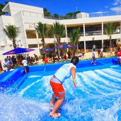 Juegos del deporte del parque de atracciones del agua que practican surf paseo del tablero del jinete del flujo del simulador