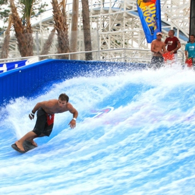 Juegos del deporte del parque de atracciones del agua que practican surf paseo del tablero del jinete del flujo del simulador