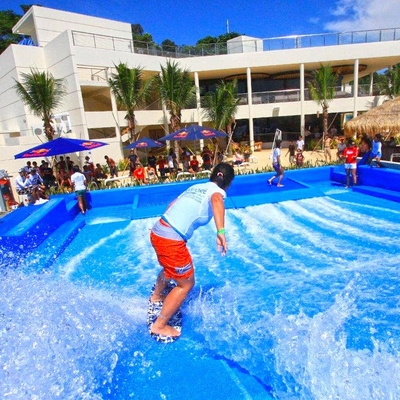 El paseo del agua de Flowrider de la novedad, dos personas que practica surf practica surf el monopatín para el parque del agua/modificado para requisitos particulares