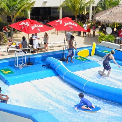 Paseo del agua de Flowrider que practica surf, paseo extremo de la diversión del deporte para las atracciones del agua