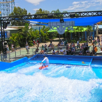 Paseo del agua de Flowrider que practica surf, paseo extremo de la diversión del deporte para las atracciones del agua