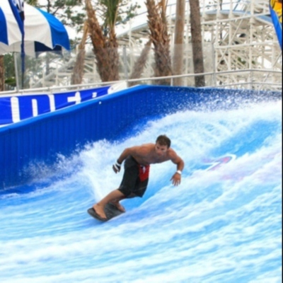 Simulación del embarque de la resaca del equipo del parque temático del surf del agua de Flowider