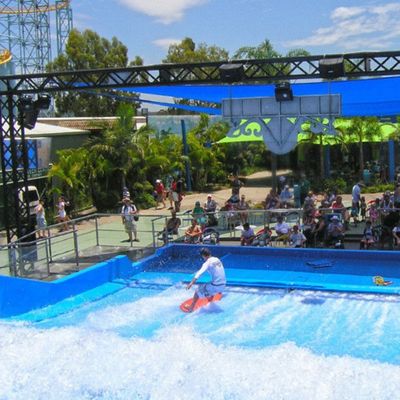 Flowrider Water Ride Surfing Simulator con 160-240 pasajeros por hora, motor de surf de 37KW y 150.000 litros de volumen del tanque