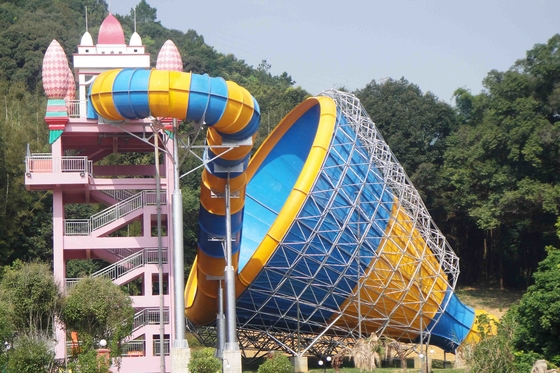 El montar grande adulto de las personas del tobogán acuático 4 del equipo del parque del agua