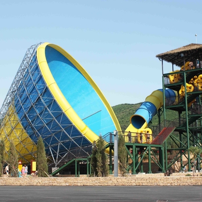 El montar grande adulto de las personas del tobogán acuático 4 del equipo del parque del agua