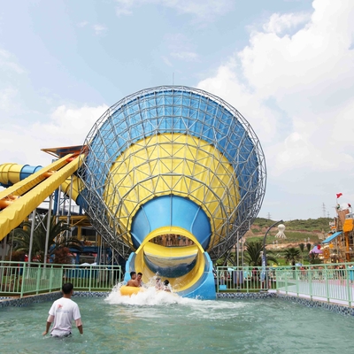El montar grande adulto de las personas del tobogán acuático 4 del equipo del parque del agua