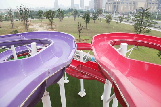 Toboganes acuáticos del espiral de la sujeción FRP del acero inoxidable para el parque al aire libre gigante del agua