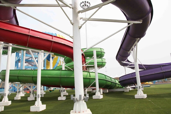 Toboganes acuáticos del espiral de la sujeción FRP del acero inoxidable para el parque al aire libre gigante del agua