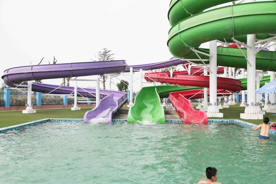 Los toboganes acuáticos comerciales grandes verdes de la piscina para los toboganes acuáticos del parque temático/del patio trasero embroman