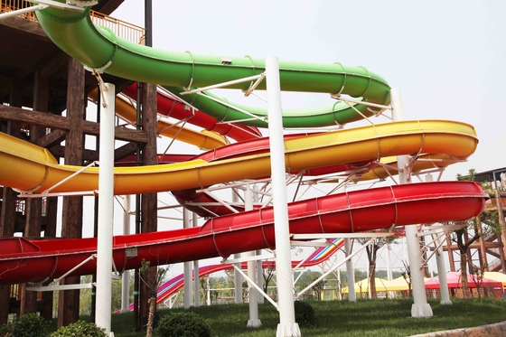 Equipo colorido del parque de la aguamarina, familia que transporta el tobogán acuático en balsa para el parque grande del agua