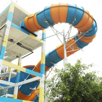 La diapositiva galvanizada del tornado del acero de carbono para la aguamarina equipo parquea/del parque del agua de la fibra de vidrio