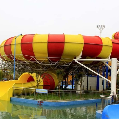 Tobogán acuático emocionante modificado para requisitos particulares del jardín, toboganes acuáticos gigantes del patio trasero del espacio rojos/amarillo para el parque