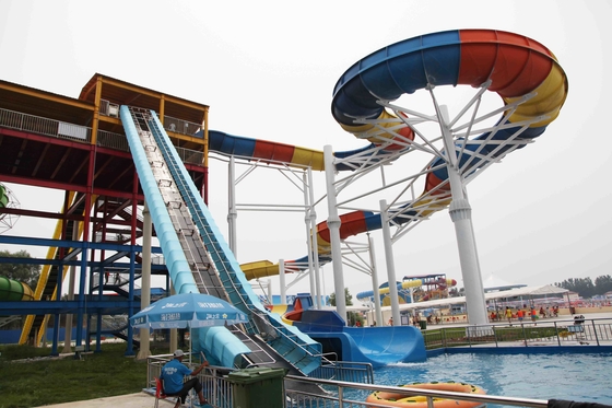 Equipo acuático del patio, capacidad grande de los toboganes acuáticos para la diversión de la familia en parque grande del agua