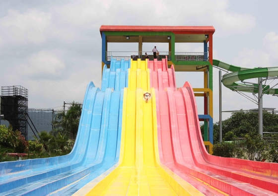La instalación común del parque de la aguamarina de los toboganes acuáticos al aire libre de Oragne con la diapositiva de la balsa