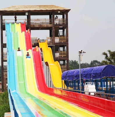 La instalación común del parque de la aguamarina de los toboganes acuáticos al aire libre de Oragne con la diapositiva de la balsa