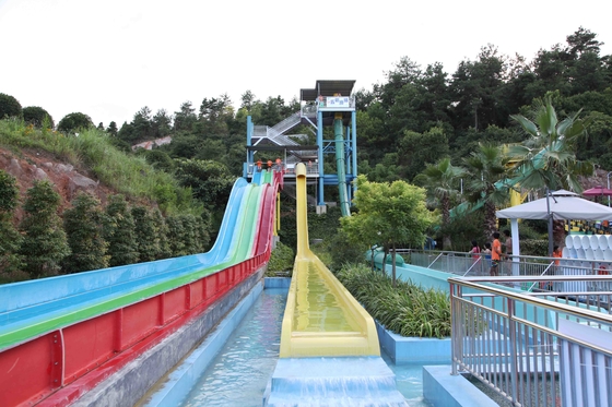 Toboganes acuáticos de encargo multi del arco iris FRP de los carriles en un tobogán acuático del parque de atracciones