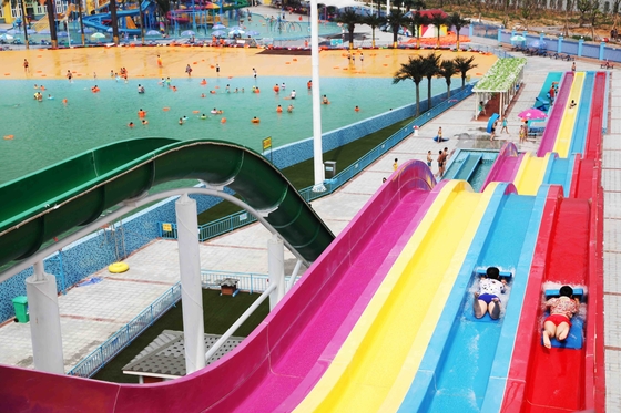 Toboganes acuáticos de encargo multi del arco iris FRP de los carriles en un tobogán acuático del parque de atracciones