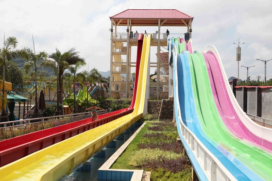 Los toboganes acuáticos de la fibra de vidrio del acero inoxidable con el color del arco iris para los niños/los adultos en agua parquean