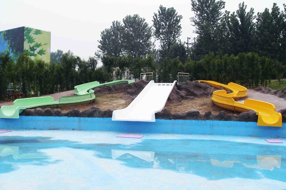 El cuerpo cercano abierto del estilo del equipo comercial del patio resbala para los niños en parque del agua