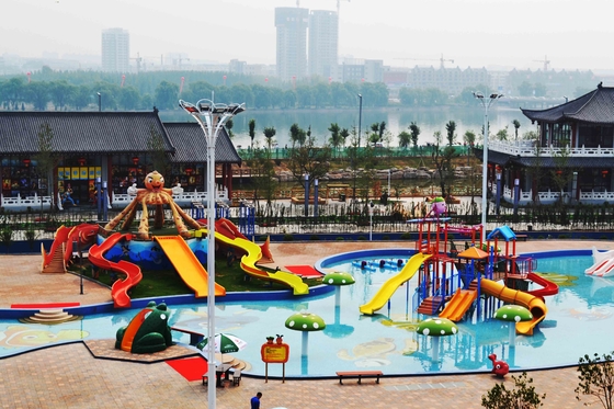 El cuerpo cercano abierto del estilo del equipo comercial del patio resbala para los niños en parque del agua