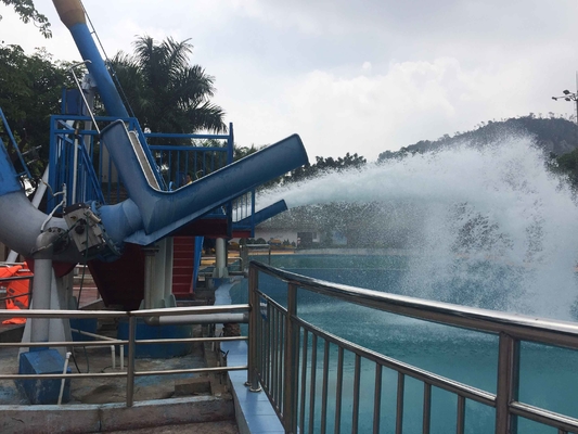 Tobogán acuático comercial de la fibra de vidrio de la bola de cañón que emociona para los parques temáticos del agua
