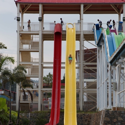 Toboganes acuáticos de encargo del agua del artículo general del parque, tobogán acuático plástico adulto de alta velocidad
