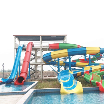 Los toboganes acuáticos de encargo de los niños de la combinación para el parque/el cuerpo del agua del tema resbalan