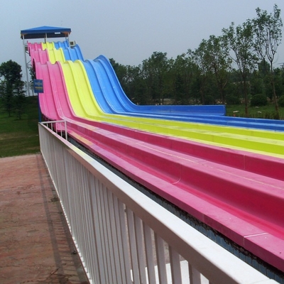 Diapositiva de lado a lado con varios carriles de la raza de la fibra de vidrio, compitiendo con el Waterslide, toboganes acuáticos de encargo