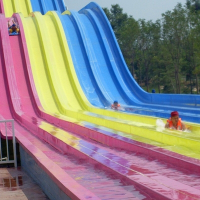Diapositiva de lado a lado con varios carriles de la raza de la fibra de vidrio, compitiendo con el Waterslide, toboganes acuáticos de encargo