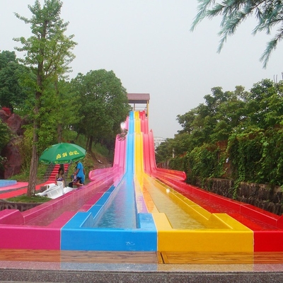 Diapositiva de lado a lado con varios carriles de la raza de la fibra de vidrio, compitiendo con el Waterslide, toboganes acuáticos de encargo