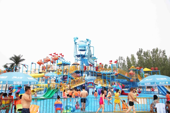 Patio de la aguamarina del parque temático del agua del barco pirata con la estructura de acero