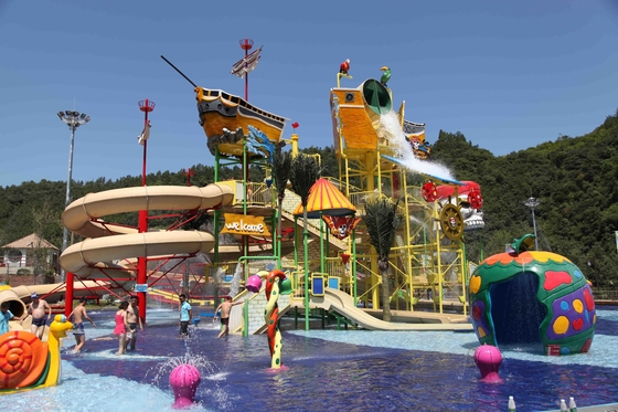 Los parques de la estructura de acero con los patios del agua se abren y los toboganes acuáticos espirales cercanos