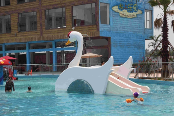 Pequeñas diapositivas modificadas para requisitos particulares de la piscina de agua de la fibra de vidrio diseñadas para los juegos del parque del agua