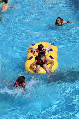 Agua fluído de aire de la bomba de la aguamarina del río perezoso de alta presión del parque al costado