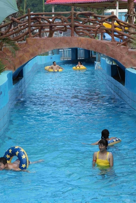 Agua fluído de aire de la bomba de la aguamarina del río perezoso de alta presión del parque al costado