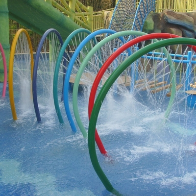 Tobogán acuático de la fibra de vidrio del arco del arco iris del espray de agua del niño para el parque de atracciones