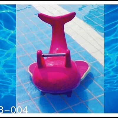 La historieta/la aguamarina formada animal juega el equipo del parque del espray, para el juego del agua de los niños