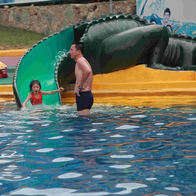 Diapositiva del cocodrilo del equipo del parque del agua, pequeño tobogán acuático comercial de la fibra de vidrio